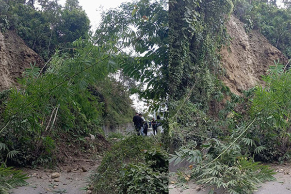 सुक्खा पहिरोले अवरुद्ध काबेली-फुङलिङ सडक खाेलिंदै